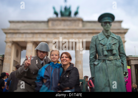 Berlin, Deutschland, Touristen und eine lebende Statue vor dem Brandenburger Tor Stockfoto