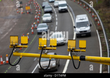 Durchschnittliche Geschwindigkeitskameras überwachen den Datenverkehr durch Baustellen auf der Autobahn M5 durch Bromsgrove, Worcestershire Stockfoto