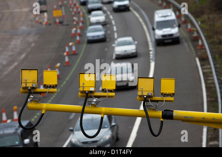 Durchschnittliche Geschwindigkeitskameras überwachen den Datenverkehr durch Baustellen auf der Autobahn M5 durch Bromsgrove, Worcestershire Stockfoto