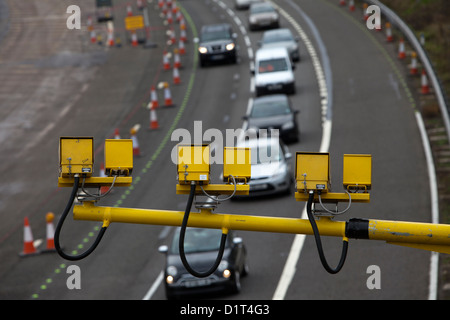 Durchschnittliche Geschwindigkeitskameras überwachen den Datenverkehr durch Baustellen auf der Autobahn M5 durch Bromsgrove, Worcestershire Stockfoto