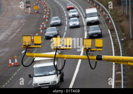 Durchschnittliche Geschwindigkeitskameras überwachen den Datenverkehr durch Baustellen auf der Autobahn M5 durch Bromsgrove, Worcestershire Stockfoto