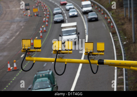 Durchschnittliche Geschwindigkeitskameras überwachen den Datenverkehr durch Baustellen auf der Autobahn M5 durch Bromsgrove, Worcestershire Stockfoto