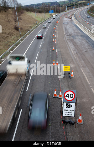 Durchschnittliche Geschwindigkeitskameras überwachen den Datenverkehr durch Baustellen auf der Autobahn M5 durch Bromsgrove, Worcestershire Stockfoto