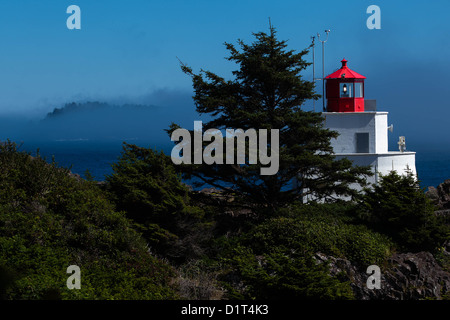 Amphitrite Lighthouse von Ucluelet im nebligen Wetter Stockfoto