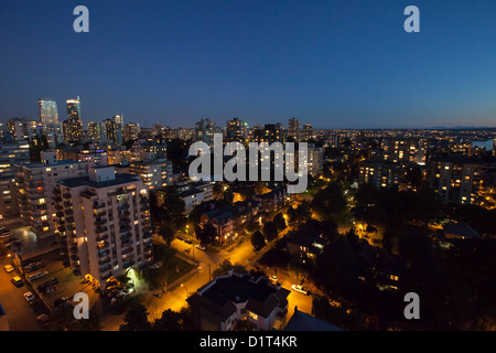 Blick auf Vancouver am Abend von oben in der Abenddämmerung Stockfoto