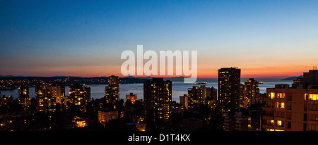 Blick auf Vancouver am Abend von oben in der Abenddämmerung Stockfoto