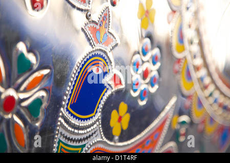 Emaillierte farbenfrohe Gestaltung auf indischen bus Stockfoto