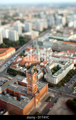 Berlin, Deutschland, Stadtansicht mit dem Roten Rathaus und St.-Nikolaus-Kirche Stockfoto