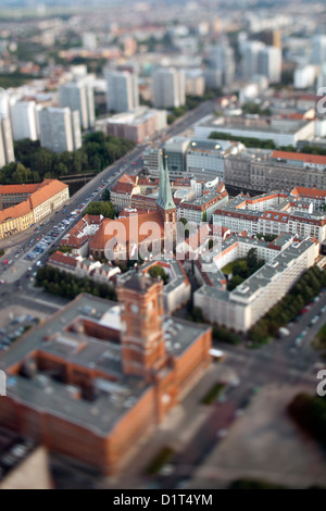 Berlin, Deutschland, Stadtansicht mit dem Roten Rathaus und St.-Nikolaus-Kirche Stockfoto
