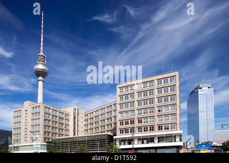 Berlin, Deutschland, das Berolina-Haus am Alexanderplatz mit Fernshturm Stockfoto