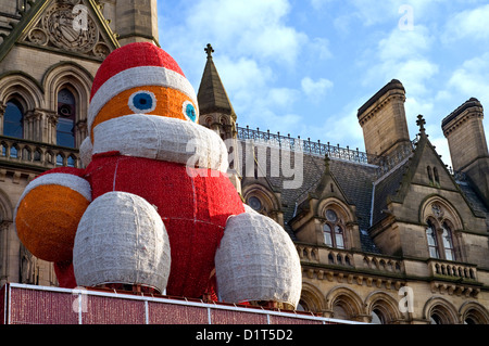 Riesigen Santa Figur vor Manchester Rathaus in Albert Square, England, UK Stockfoto