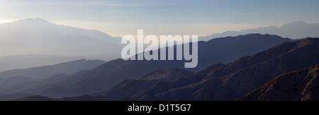 Panorama mit Blick auf San Gorgonio Pass und San Jacinto Berge von Keys View in Joshua Tree Nationalpark an einem dunstigen Tag Stockfoto