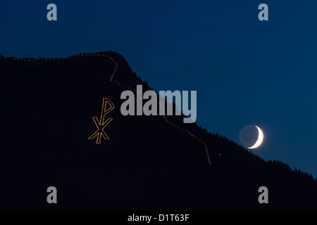 Berg Lagerfeuer im Ehrwalder Becken während der Sonnenwende in Tirol, Österreich. Stockfoto