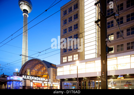 Berlin, Alexanderplatz und das Haus mit der Fernshturm Berolina Stockfoto