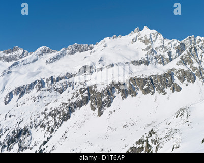 Zillertertal Alpen im Nationalpark Hohe Tauern im Winter. Sonnenaufgang über dem Mt Reichenspitze und Mt Gabler, Österreich. Stockfoto