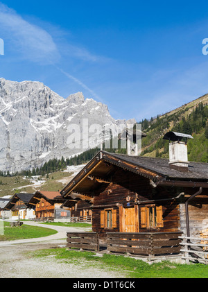 DEU-Tal, Karwendel-Gebirge, Österreich. Das Dorf Ing. Trotz der boomenden Tourismusbranche ist Eng Dorf noch traditionell Stockfoto
