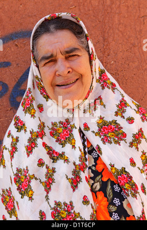 Porträt einer iranischen Frau, die mit traditionellen Floreal Tschador, Abyāneh, Iran Stockfoto