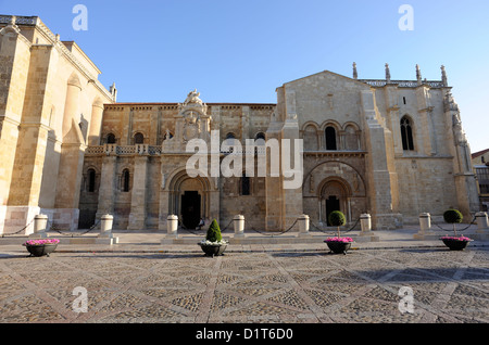 Basilica de San Isidoro und Plaza San Isidoro. Leon.Castilla y Leon, Spanien Stockfoto