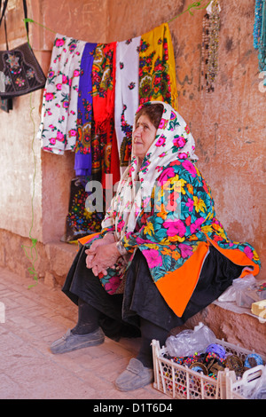 Frau trägt traditionelle Floreal Tschador, Abyāneh, Iran Stockfoto