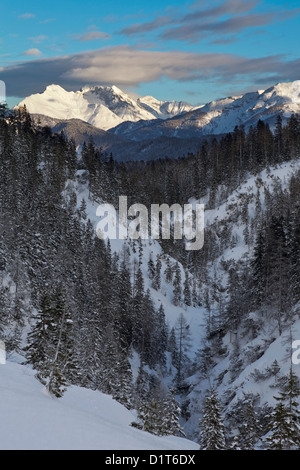 Tal Gaistal mit Schnee im tiefen Winter in Tirol, Österreich. Blick auf das Karwendel-Gebirge während des Sonnenuntergangs. Stockfoto