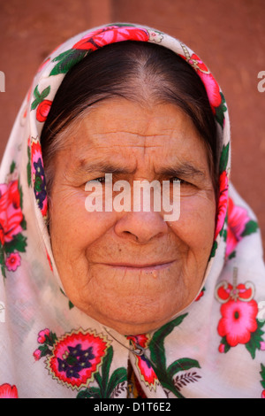 Porträt einer iranischen Frau, die mit traditionellen Floreal Tschador, Abyāneh, Iran Stockfoto