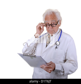 Reife Arzt hält ein Diagramm, eine Brille mit einem ernsten Blick auf Gesicht zu isolieren, auf weiß Stockfoto