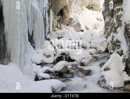 Partnachklamm (Schlucht des Creek Partnach) in der Nähe von Garmisch-Partenkirchen in Bayern, Deutschland im Winter. Stockfoto