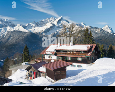 Wetterstein Gebirge im Winter. Sonnenaufgang über dem Gipfel der Alpspitze, der Mountain Inn Eckbauer. Stockfoto