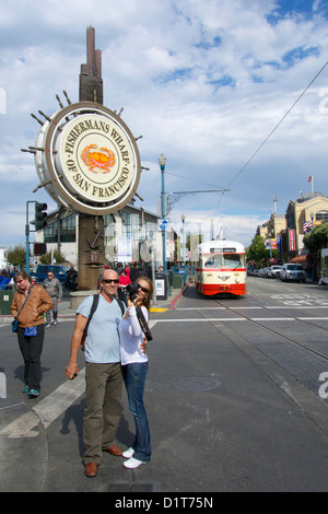 Paar anzeigen selfie sie gerade mit einer dSLR aufgeschnappt. Fisherman's Wharf. San Francisco, Kalifornien Stockfoto