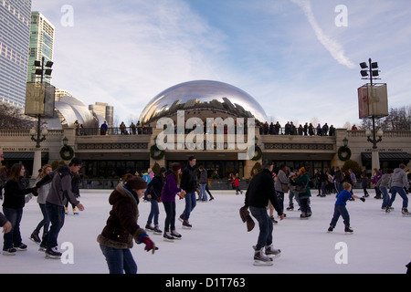 McCormick Tribune Eislaufbahn und Cloud Gate. Millennium Park Chicago (Illinois) Stockfoto