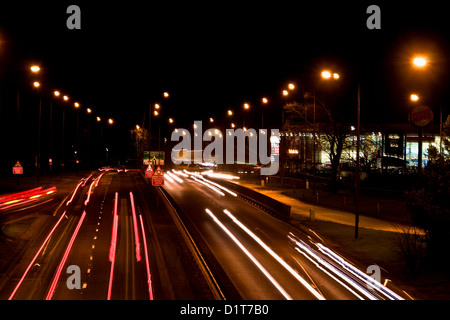 Ampel-Trails auf der Kingsway West Schnellstraße in der Nacht in Dundee, Großbritannien Stockfoto