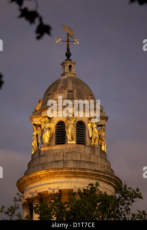 Spitze der Kirchenbau in Marylebone Road, mit reich verzierten gold zahlen. London-UK Stockfoto