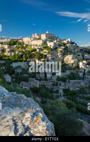 Einstellung Sonnenlicht über mittelalterliche Stadt Gordes im Luberon, Provence, Frankreich Stockfoto