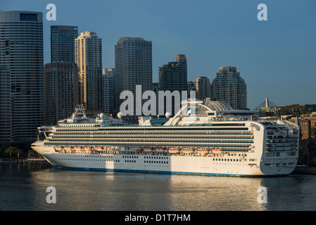 Diamond Princess Cruise Schiff angedockt am Circular Quay, Sydney Stockfoto