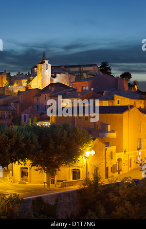 Dämmerung über der Stadt von Roussillon im Departement Vaucluse, Provence Frankreich Stockfoto