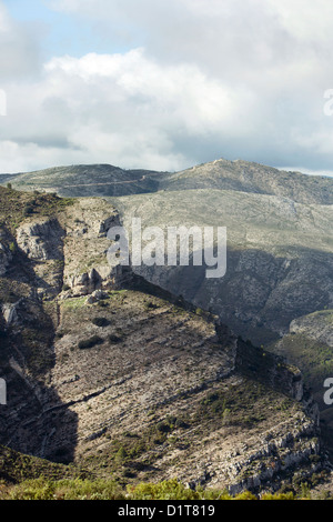 Spanische Berglandschaft in der Nähe von Tarbena, Provinz Alicante, Spanien Stockfoto