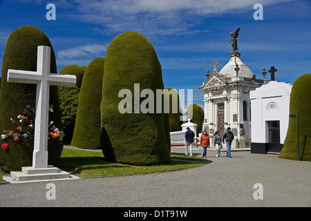 Reich verzierte Gräber im städtischen Friedhof, Punta Arenas, Patagonien, Chile Stockfoto