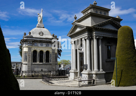 Reich verzierte Gräber im städtischen Friedhof, Punta Arenas, Patagonien, Chile Stockfoto