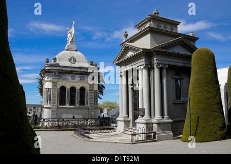 Reich verzierte Gräber im städtischen Friedhof, Punta Arenas, Patagonien, Chile Stockfoto