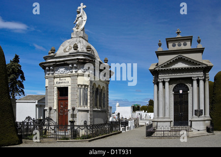 Reich verzierte Gräber im städtischen Friedhof, Punta Arenas, Patagonien, Chile Stockfoto