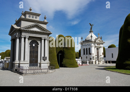 Reich verzierte Gräber im städtischen Friedhof, Punta Arenas, Patagonien, Chile Stockfoto