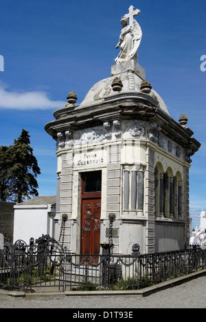 Verzierten Grab im städtischen Friedhof, Punta Arenas, Patagonien, Chile Stockfoto