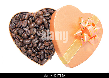 Geröstete Kaffeebohnen im Herzen geformt Geschenk-Box, Isolated on White Background Stockfoto