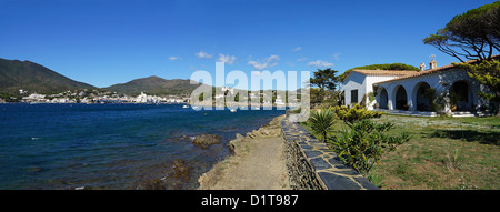 Panorama über das Mittelmeer Dorf von Cadaques mit einem waterfront Haus auf der rechten Seite, Costa Brava, Katalonien, Spanien Stockfoto