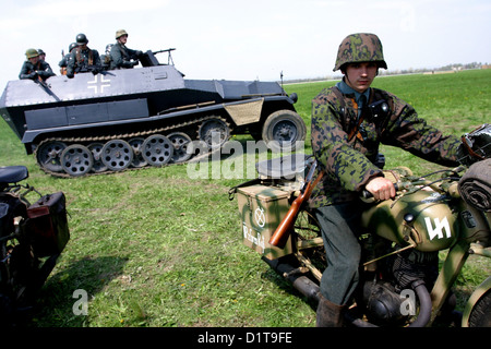 Wiederaufbau, Befreiung von Ostrava, Tschechische Republik, Nachstellung des 2. weltkrieges Wehrmachtssoldat SD.Kfz. 251 Stockfoto