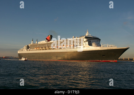 Queen Mary 2 verlässt Southampton Wasser Stockfoto