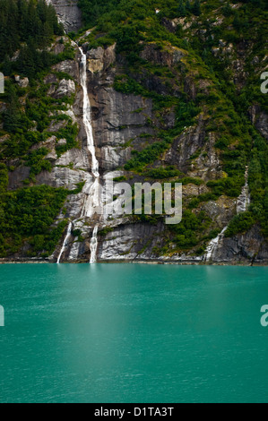 Wasserfall stürzt in Tracy Arm Fjord, Tongass National Forest, Alaska, USA Stockfoto