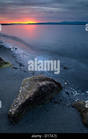 Sonnenuntergang über dem Puget Sound im Picnic Point County Park, Snohomish County, Washington, USA Stockfoto