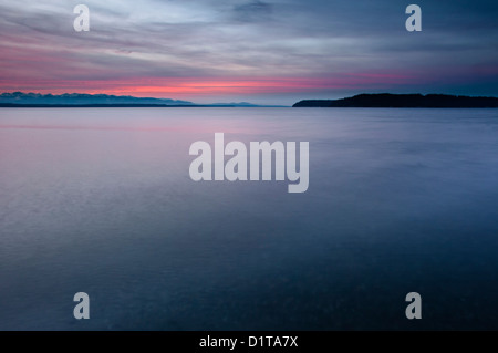 Sonnenuntergang über dem Puget Sound im Picnic Point County Park, Snohomish County, Washington, USA Stockfoto