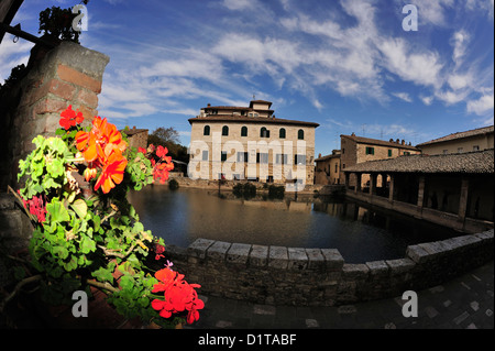 Bagno Vignoni, Wasser Platz, Val d ' Orcia Landschaft, Siena, Toskana, Italien Stockfoto